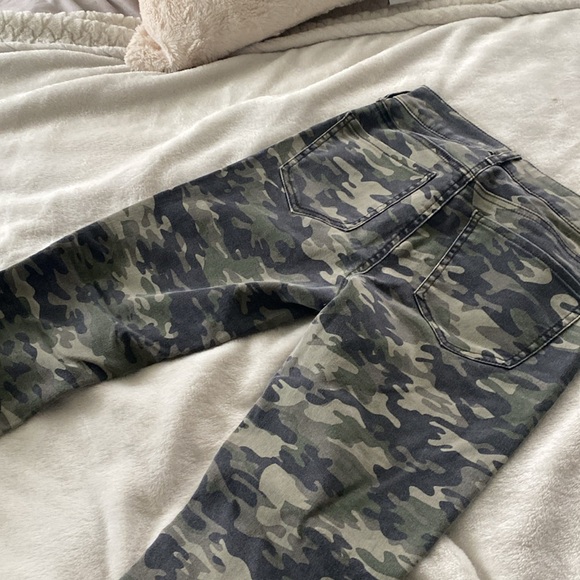 Refuge womens dark camo skinny pants size 4 with stretch - Picture 5 of 5
